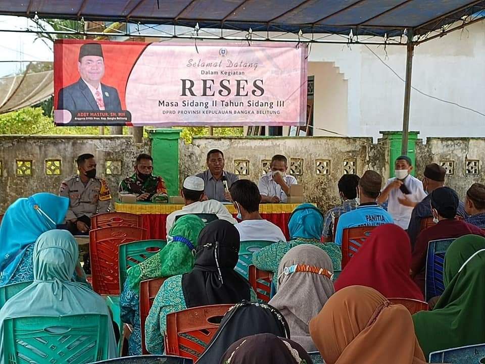 Adet Mastur memberikan aspirasi (Reses) Masa Sidang II Tahun Sidang III, di Desa Pinang Sebatang, Rabu (9/2).
