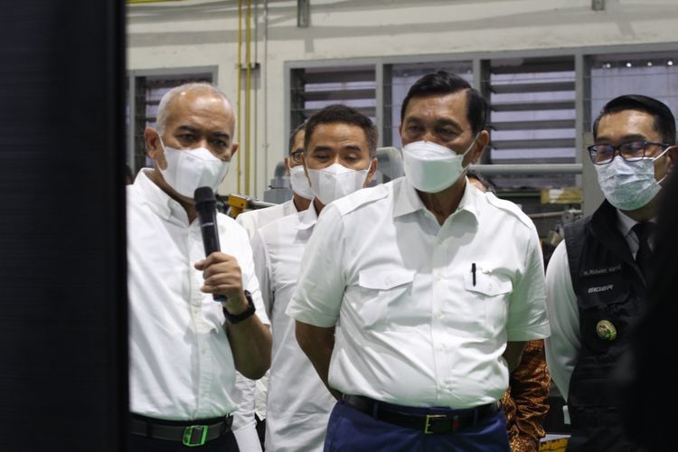 Menko Maritim dan Investasi, Luhut Binsar Pandjaitan dan Gubernur Jabar Ridwan Kamil saat berkunjung ke Kampus Polman Bandung.