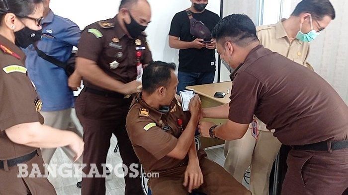 Pengawal tahanan Wandri saat mengikuti vaksin booster di Aula Kejari Bangka Barat, Selasa (18/01/2022).   