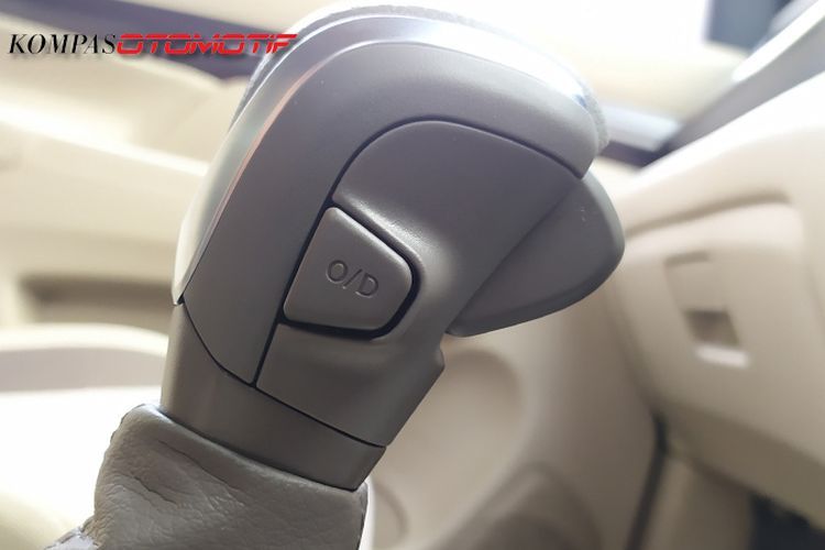 Tombol Overdrive di mobil matik konvensional() 