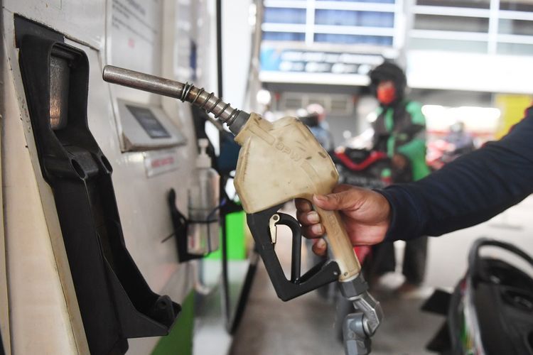 Pengendara motor mengisi BBM jenis Pertalite di sebuah SPBU Pertamina di Jakarta, Jumat (24/12/2021). Pemerintah berencana menghapus BBM RON 88 Premium dan RON 90 Pertalite sebagai upaya mendorong penggunaan BBM yang lebih ramah lingkungan. ANTARA FOTO/Akbar Nugroho Gumay/wsj.(ANTARA FOTO/Akbar Nugr