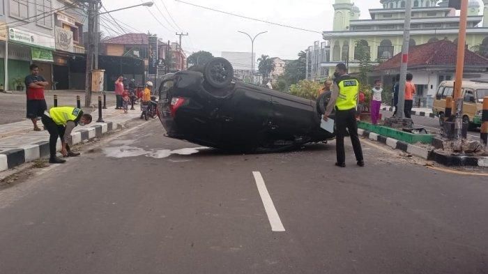 Satu unit mobil terbaik didepan KFC Sungaliat Kabupaten Bangka usai menabrak pembatas traficc lights di Simpang Empat Kantor Pos Minggu (20/2/2022)   