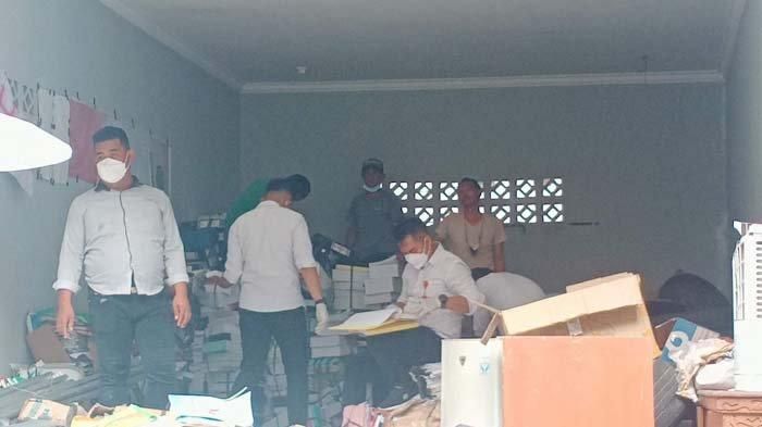 Pasca menggeledah kantor Bakuda, tim Subdit III Tindak Pidana Korupsi Direktorat Reserse Kriminal Khusus Polda Kepulauan Bangka Belitung, menggeledah kantor arsip DPRD provinsi Babel, Senin (21/2/2022).  