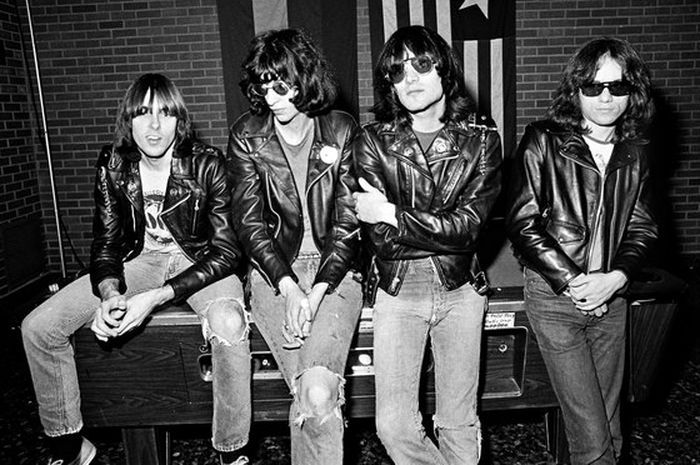 The Ramones salah satu band punk yang identik dengan celana jeans sobek