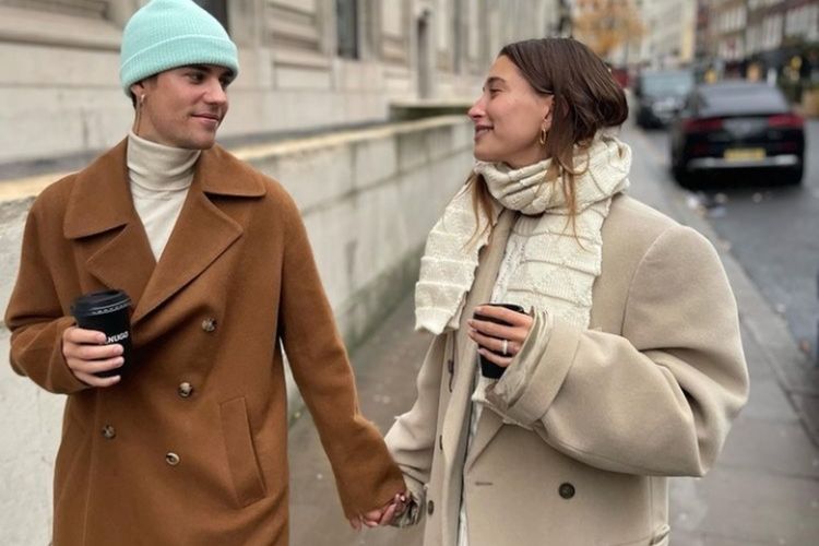 Justin Bieber dan Hailey Bieber tampak serasi dalam balutan mantel wol saat berkeliling di London. 
