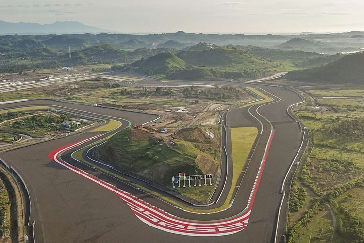 Foto udara tikungan ke 10 Pertamina Mandalika International Street Circuit jelang tes pramusim MotoGP di KEK Mandalika, Kuta, Kecamatan Pujut, Praya, Lombok Tengah, NTB, Rabu (9/2/2022). MotoGP Official Test atau tes pramusim untuk seri balap MotoGP 2022 akan berlangsung di Sirkuit Mandalika pada 11