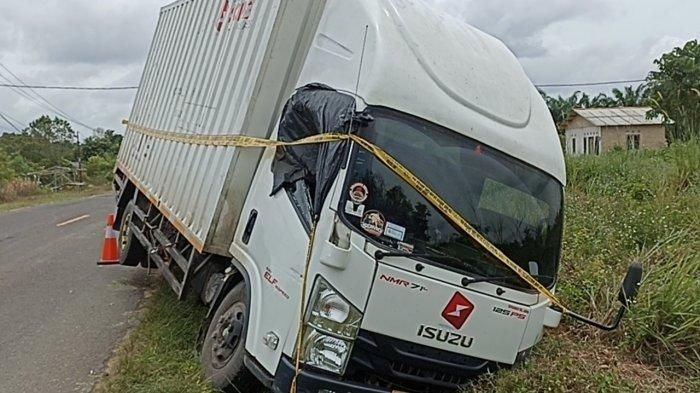 Kondisi truk ekspedisi yang mengalami kecelakaan di Pal 9, Desa Air Limau, Kabupaten Bangka Barat, Sabtu (05/03/2022).  