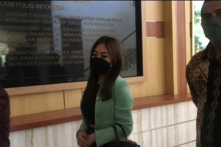 Selebgram Ayu Thalia memenuhi panggilan pihak penyidik Polres Metro Jakarta Utara sebagai tersangka kasus dugaan pencemaran nama Nicholas Sean di Polres Metro Jakarta Utara, pada Kamis (27/1/2022). 