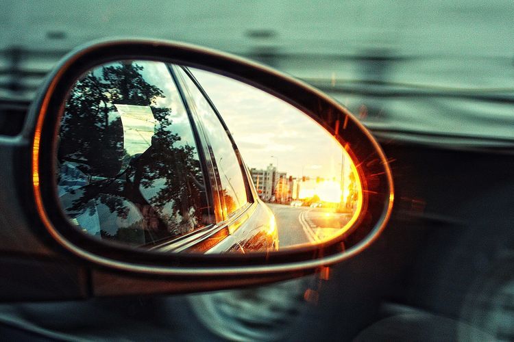 Spion kendaraan bermotor terbuat dari cermin cembung(pixabay.com)