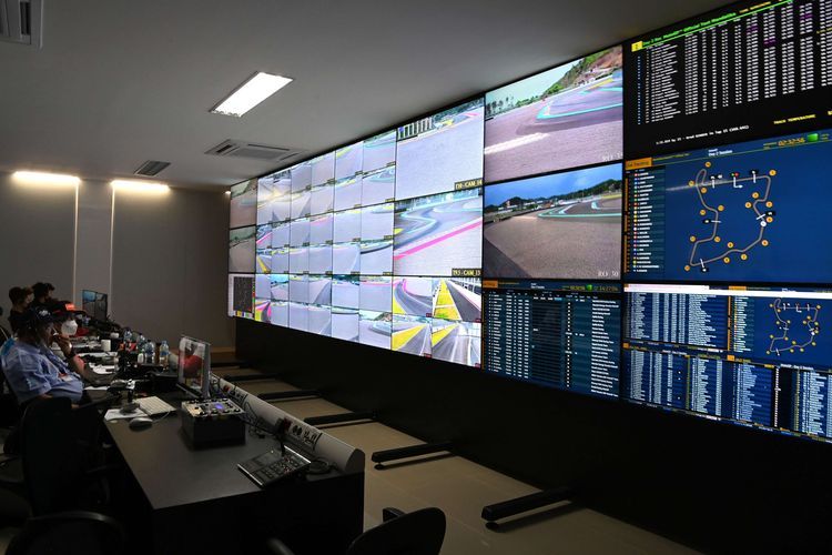 Petugas mengawasi jalannya tes pramusim MotoGP 2022 hari kedua melalui layar monitor di ruang Race Control Pertamina Mandalika International Street Circuit, Lombok Tengah, NTB, Sabtu (12/2/2022). Sesi tes pramusim di sirkuit Mandalika tersebut akan berlangsung hingga Minggu (13/2/2022). ANTARA FOTO/Andika Wahyu/pras.(ANDIKA WAHYU) 