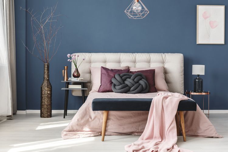 Ilustrasi kamar tidur dengan cat dinding warna biru. (SHUTTERSTOCK/PHOTOGRAPHEE.EU) 