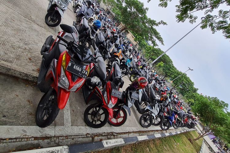 Ilustrasi parkir motor di bandara(DIMAS PRADOPO) 