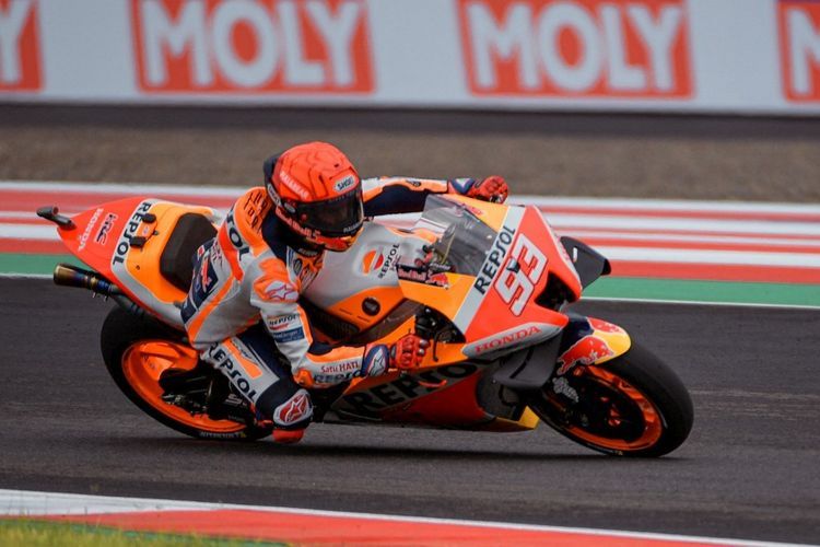 Marc Marquez saat melaju di Sirkuit Mandalika (20/3/2022).(BAY ISMOYO) 
