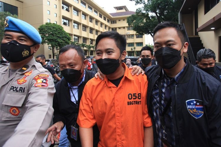 Polisi menggiring tersangka kasus penipuan aplikasi Quotex Doni Salmanan (tengah) saat konferensi pers di Bareskrim, Mabes Polri Jakarta, Selasa (15/3/2022). Direktorat Tindak Pidana Siber Bareskrim Polri menetapkan Doni Salmanan sebagai tersangka kasus penipuan aplikasi Quotex dengan barang bukti berupa uang tunai Rp3,3 miliar, dua unit rumah, 18 unit kendaraan roda dua dan enam unit kendaraan roda empat serta 97 barang bukti lainnya dengan perkiraan senilai Rp64 miliar. ANTARA FOTO/Reno Esnir/nym. 