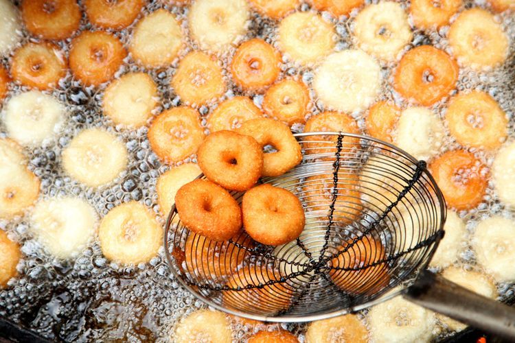 Minyak goreng bekas bisa digunakan kembali asal kualitasnya masih bagus. 