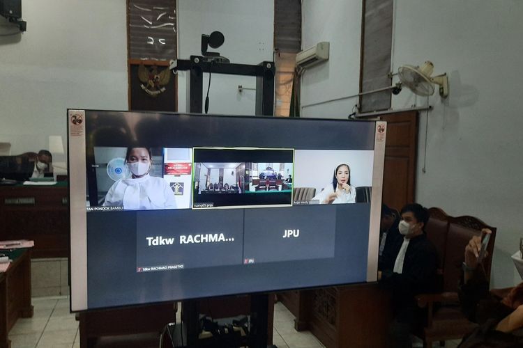 Penyanyi Nindy Ayunda dihadirkan sebagai saksi dalam sidang kasus dugaan penganiayaan anaknya yang dilakukan oleh terdakwa Lia Karyati. 