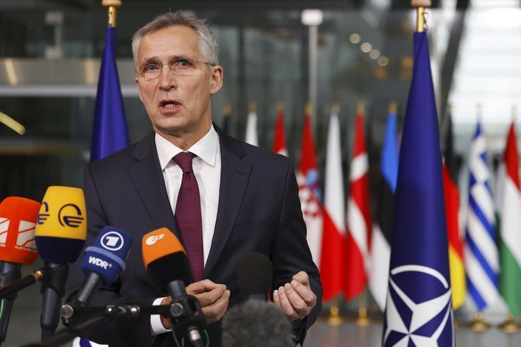 Sekretaris Jenderal NATO Jens Stoltenberg berbicara dengan media saat ia tiba untuk pertemuan para menteri pertahanan NATO di markas NATO di Brussels, Rabu, 16 Februari 2022