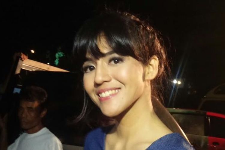 DJ Una diabadikan usai mengisi acara sebuah program televisi di kawasan Taman Mini Indonesia (TMII), Jakarta Timur, Sabtu (16/1/2016) malam.