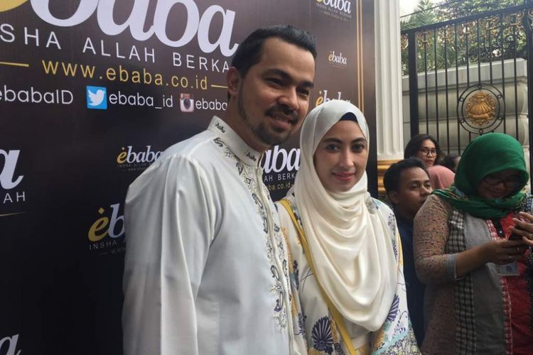 Annisa Trihapsari dan Sultan Djorghi diabadikan dalam sebuah acara e-commerce di kawasan Pondok Indah, Jakarta Selatan, Jumat (19/5/2017)
