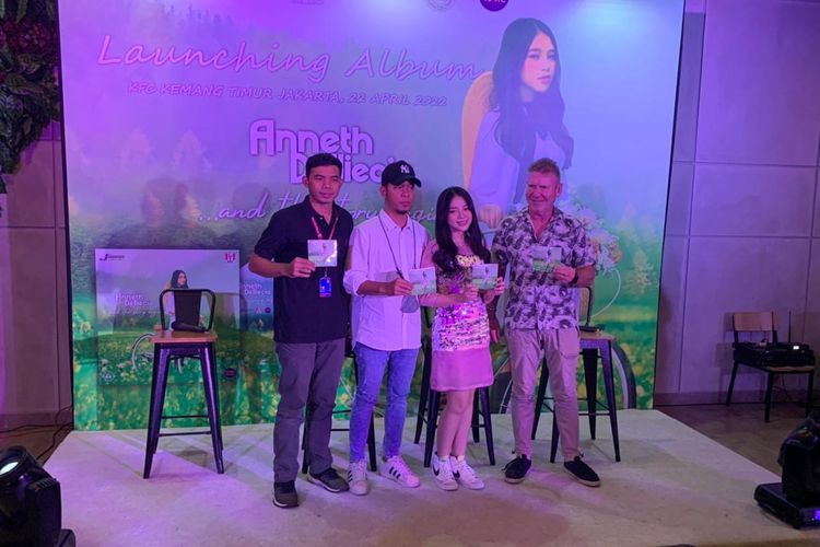 Penyanyi Anneth Delliecia dalam acara konferensi pers album And The Story Begins, Jumat (22/4/2022).  
