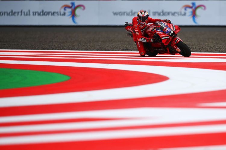 Pebalap Ducati Lenovo Team Jack Miller memacu sepeda motornya saat sesi latihan bebas 1 MotoGP seri Pertamina Grand Prix of Indonesia 2022 di Pertamina Mandalika International Street Circuit, Lombok Tengah, NTB, Jumat (18/3/2022). Ajang balapan MotoGP seri kedua 2022 tersebut berlangsung pada 18-20 Maret 2022.(ANTARA FOTO/ANDIKA WAHYU) 