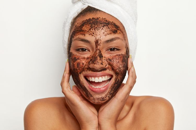 Manfaat kopi tak hanya bisa didapatkan dengan meminumnya, tapi juga dengan membuatnya menjadi masker kopi.