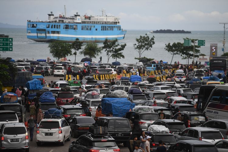 Sejumlah kendaraan mengantre untuk naik ke atas kapal di Pelabuhan Merak, Banten, Jumat (29/4/2022). Dalam puncak arus mudik di Pelabuhan Merak, ribuan kendaraan terjebak kemacetan hingga Cilegon Barat atau sekitar 10 km baik di jalur tol maupun jalur jalan arteri. ANTARA FOTO/Akbar Nugroho Gumay.(A