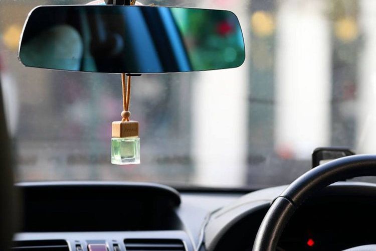 Bahaya menggantungkan pengharum kabin dari botol di spion tengah(Dok. Autowise.com) 