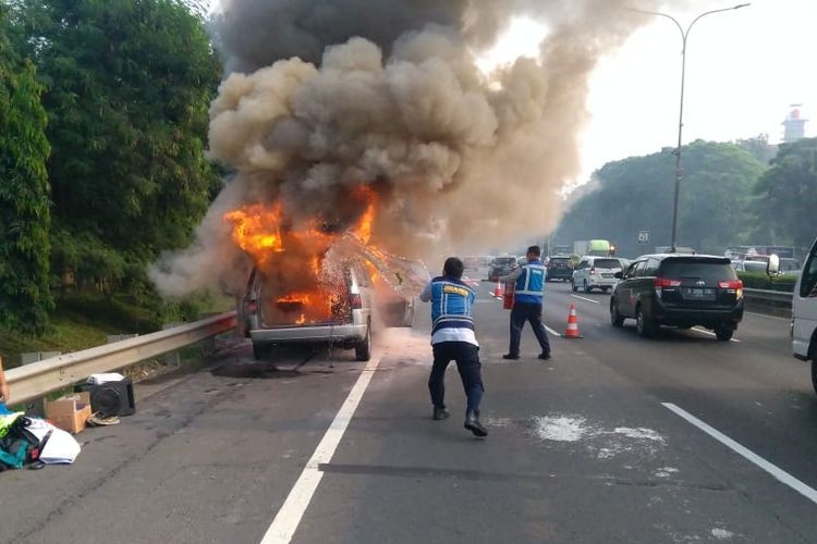 Satu unit mobil merek Peugeot dengan nomor polisi B 1932 PGZ terbakar akibat mengalami korsleting listrik dari mesin mobil pada Kamis (31/3/2022) sekitar pukul 07.20 WIB.(Dok. TMC Polda Metro Jaya) 