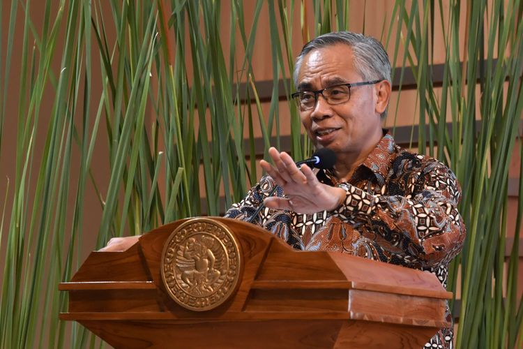 Ketua Dewan Komisioner Otoritas Jasa Keuangan (OJK) Wimboh Santoso memberikan kuliah umum di Fakultas Ekonomi Bisnis Unair, Surabaya, Jawa Timur, Selasa (15/3/2022). Kuliah umum tersebut tentang peran manajemen risiko untuk mendorong akselerasi keuangan berkelanjutan