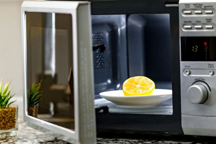 Hanya Dengan Lemon, Begini Cara Membersihkan Microwave. Mau Tahu ...