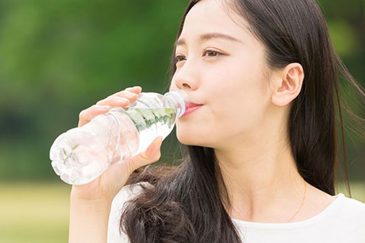 Ilustrasi minum air putih