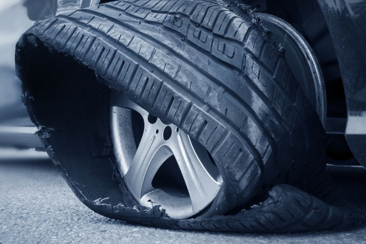 Ilustrasi pecah ban: Kecelakaan tunggal di Tol Jagorawi, Minggu (15/9/2019), karena mobil mengalami pecah ban.(Shutterstock) 