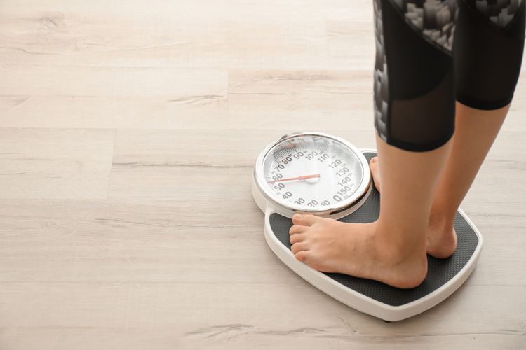 Ilustrasi menimbang berat badan 