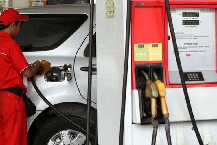 Mobil sedang mengisi bensin subsidi.(Tribunnews/ Nurudin) 