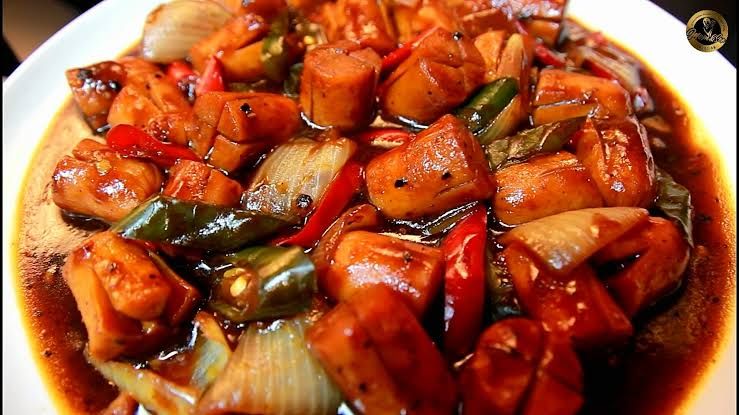 Sosis saus barbeque gurih dengan lapisan saus yang meresap sempurna, disajikan hangat dengan irisan paprika dan bawang bombay