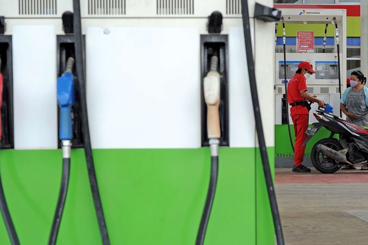 Petugas mengisi BBM ke kendaraan konsumen di SPBU 24.361.77 Mayang Mangurai, Kota Baru, Jambi, Kamis (14/4/2022). Pertamina Patra Niaga Regional Sumbagsel mengerahkan 384 unit armada mobil tangki, 27 unit bridger avtur, dan menyiapkan 174 unit skid tank untuk LPG, serta 16 titik SPBU kantung dan 15 titik layanan motoris pada jalur mudik guna mengamankan pasokan energi selama Ramadhan dan mudik Lebaran tahun 2022.(ANTARA FOTO/WAHDI SEPTIAWAN)