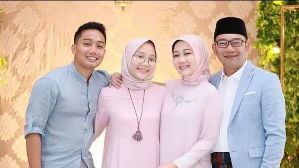 Gubernur Jawa Barat Ridwan Kamil (kanan) bersama keluarganya. Saat ini, Ridwan Kamil masih berusaha mencari sang putra, Emmeril Kahn Mumtadz alias Eril (kiri), yang dinyatakan hilang di Sungai Aare, Swiss, Kamis (26/5//2022).