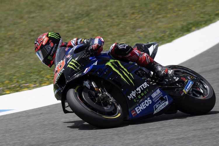 Pebalap Monster Energy Yamaha Fabio Quartararo saat menjalani sesi latihan bebas kedua (FP2) MotoGP Spanyol di Sirkuit Jerez, Jumat (29/4/2022). (AFP/JORGE GUERRERO) 