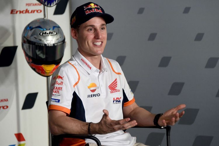 Pembalap Spanyol Tim Repsol Honda Pol Espargaro berbicara saat konferensi pers jelang balapan MotoGP Grand Prix Indonesia di Sirkuit Internasional Mandalika di Kuta Mandalika di Lombok Tengah pada 17 Maret 2022.(AFP/SONNY TUMBELAKA) 
