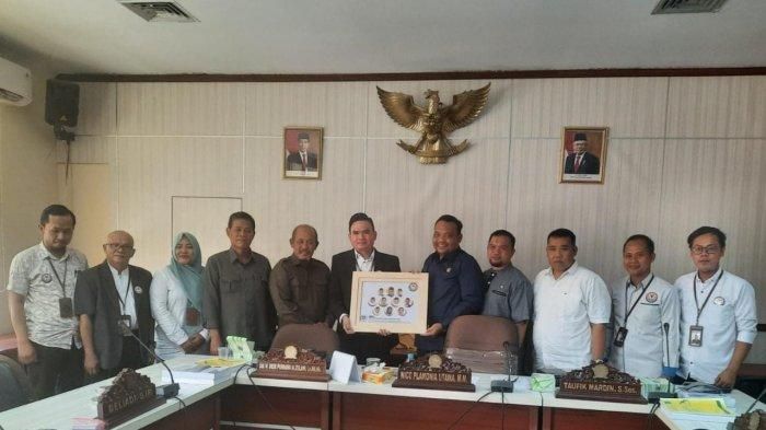 Pimpinan KPID Babel foto bersama dengan Ketua dan Anggota Komisi 1 DPRD Babel saat kunjungan kerja, Kamis (9/6/2022).    