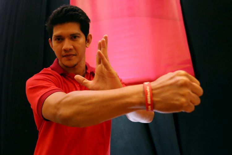 Iko Uwais berpose usai menghadiri acara Temu Media AIA di Hotel Raffles, Kuningan, Jakarta, Senin (26/03/2018). Dalam acara ini AIA bersama AIA Global Ambassador David Beckham mengajak masyarakat Indonesia untuk hidup lebih sehat, lebih lama, lebih baik.