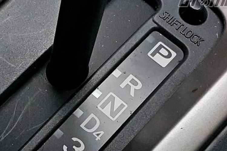 Tombol Shift Lock pada mobil matik gunanya memindahkan posisi tuas gigi saat mesin mobil mati(Dicky Aditya Wijaya) 