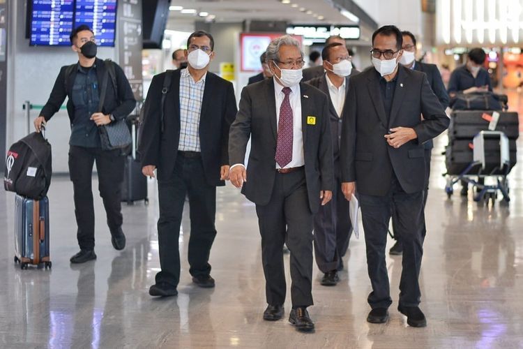 Menteri Perhubungan Budi Karya Sumadi disambut Dubes RI di Tokyo Heri Akhmadi saat tiba di Jepang untuk bertemu dengan sejumlah pejabat pemerintah Jepang dan pihak swasta guna membicarakan sejumlah proyek transportasi di Indonesia pada Selasa (21/6/2022).
