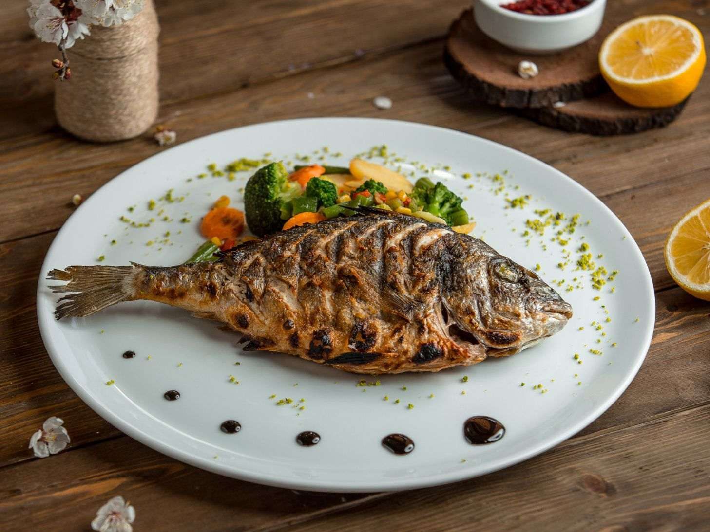 Membakar ikan dengan cara yang salah hanya akan membuat daging ikan hancur dan bentuk ikan berubah, karena itu penting untuk tahu tips yang benar.