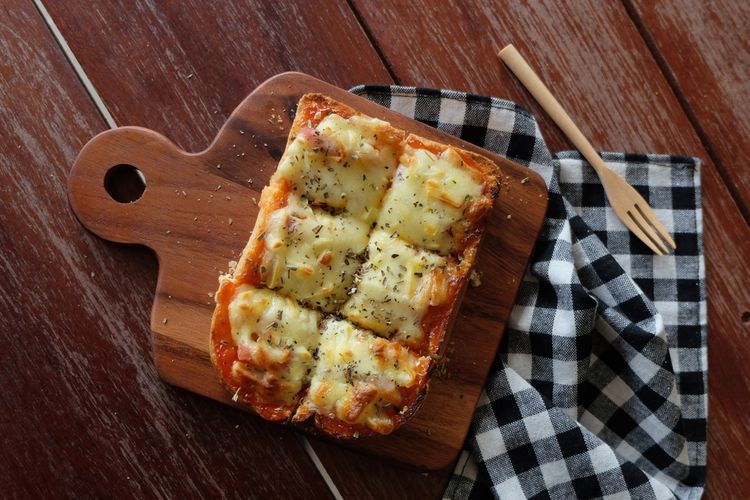 Ilustrasi pizza roti tawar.  
