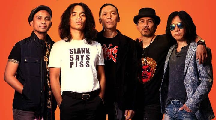 Slank pecahkan rekok dengan mainkan 2 lagu di atas panggung.