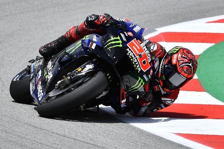 Yamaha French rider Fabio Quartararo competes during the MotoGP fourth free practice session of the Moto Grand Prix de Catalunya at the Circuit de Catalunya on June 4, 2022 in Montmelo on the outskirts of Barcelona. (Photo by Pau BARRENA / AFP)(PAU BARRENA) 