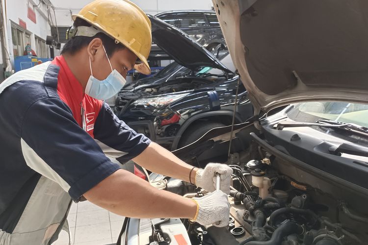 Mekanik Astra Daihatsu Motor Majapahit Semarang sedang melakukan perbaikan(Dicky Aditya Wijaya) 