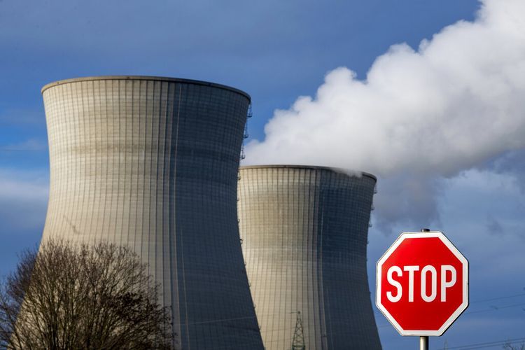 Uap naik dari menara pendingin pembangkit listrik tenaga nuklir Gundremmingen, Bavaria, Jumat, 31 Desember 2021.